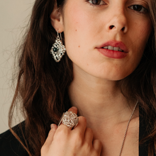 Carica l'immagine nel visualizzatore di Gallery, Anello Intreccio Quadrato