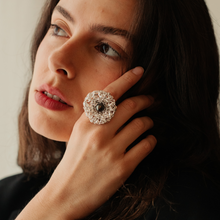 Carica l'immagine nel visualizzatore di Gallery, Anello Intreccio Rotondo con Perla