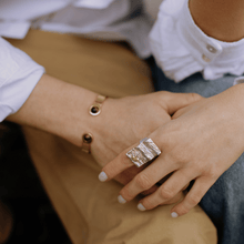 Carica l'immagine nel visualizzatore di Gallery, Bracciale schiava dorato con Occhio di Tigre