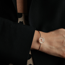 Carica l'immagine nel visualizzatore di Gallery, Bracciale filo con perla e coppetta