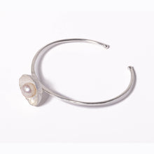 Carica l'immagine nel visualizzatore di Gallery, Bracciale filo con perla e coppetta