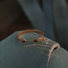 Carica l'immagine nel visualizzatore di Gallery, Bracciale schiava dorato con Occhio di Tigre