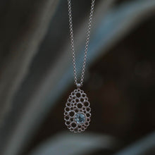 Carica l'immagine nel visualizzatore di Gallery, Collana con Pendente Bolle