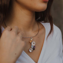 Carica l'immagine nel visualizzatore di Gallery, Collana con Pendente Iris a grappolo