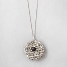 Carica l'immagine nel visualizzatore di Gallery, Collana con Pendente Intreccio rotondo grande con Perla