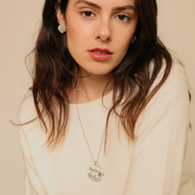 Carica l'immagine nel visualizzatore di Gallery, Collana con Pendente Onde rotondo