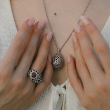 Carica l'immagine nel visualizzatore di Gallery, Collana con Pendente Ovetto Bollicine