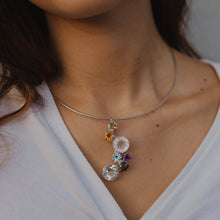 Carica l'immagine nel visualizzatore di Gallery, Collana con Pendente Iris a grappolo