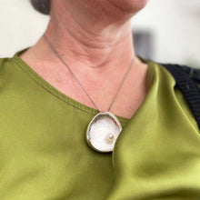 Carica l'immagine nel visualizzatore di Gallery, Collana con Pendente Venere triangolare