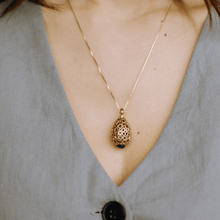 Carica l'immagine nel visualizzatore di Gallery, Collana con Pendente Ovetto Bollicine