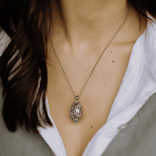 Carica l'immagine nel visualizzatore di Gallery, Collana con Pendente Ovetto Bollicine