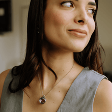 Carica l'immagine nel visualizzatore di Gallery, Collana con Pendente Iris Solitario