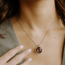 Carica l'immagine nel visualizzatore di Gallery, Collana con Pendente Iris Solitario