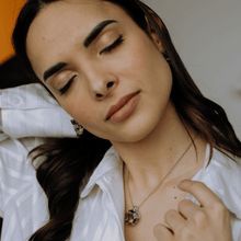 Carica l'immagine nel visualizzatore di Gallery, Collana con Pendente Iris Solitario