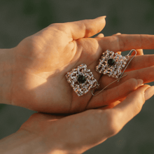 Carica l'immagine nel visualizzatore di Gallery, Orecchini Intreccio Quadri con Perla