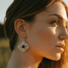 Carica l'immagine nel visualizzatore di Gallery, Orecchini Intreccio Quadri con Perla