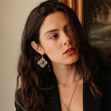 Carica l'immagine nel visualizzatore di Gallery, Orecchini Intreccio Quadri con Perla