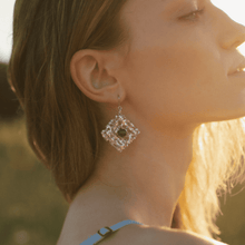 Carica l'immagine nel visualizzatore di Gallery, Orecchini Intreccio Quadri con Perla