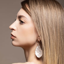 Carica l'immagine nel visualizzatore di Gallery, Orecchini ovali Onde