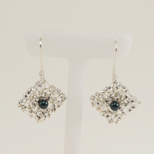 Carica l'immagine nel visualizzatore di Gallery, Orecchini Intreccio Quadri con Perla