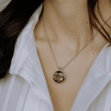 Carica l'immagine nel visualizzatore di Gallery, Collana con Pendente Iris Solitario