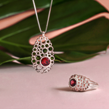 Carica l'immagine nel visualizzatore di Gallery, Collana con Pendente Bolle