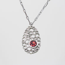 Carica l'immagine nel visualizzatore di Gallery, Collana con Pendente Bolle