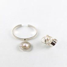 Carica l'immagine nel visualizzatore di Gallery, Anello Orbite Cinetico con perla